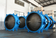 Large butterfly valves are displayed in batches in the workshop